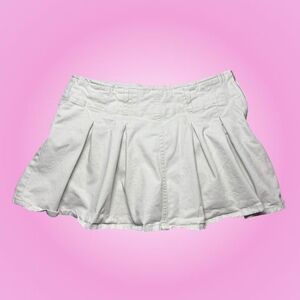 Refuge Low Rise White and Cream Pleated Mini Skirt With Built-In Shorts